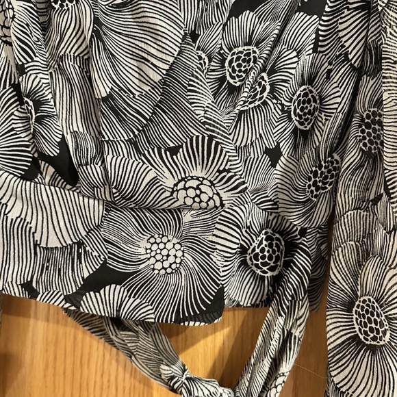 Express- Womens Black And White Flower Patterned Long Sleeve Blouse - Picture 3 of 4